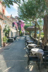 terrasse de restaurant vide sur l'île de Capri en Italie par manque de touristes