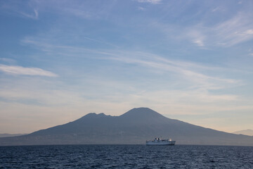 Fototapeta na wymiar baie de Naples: une vue sur le volcan Vésuve depuis un bateau sur la mer Méditerranée, un lieu célèbre et magnifique en Italie du Sud