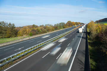 Autobahn in Deutschland mit Verkehr