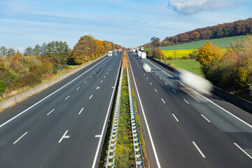 Obraz premium Autobahn in Deutschland mit Verkehr