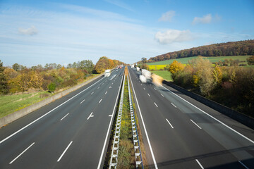 Autobahn in Deutschland mit Verkehr