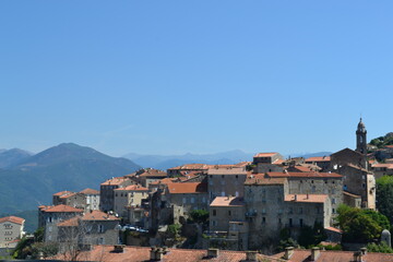 Fototapeta na wymiar village Corse sur une montagne
