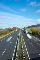 Autobahn in Deutschland mit Verkehr