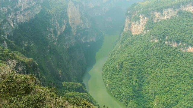 Volando sobre el ca&ntilde;&oacute;n del sumidero. Chiapas. 