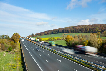 Autobahn in Deutschland mit Verkehr