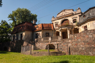 Obraz premium Abandoned palace with a piano in Bratoszewice, Poland 