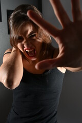 Femme qui a peur de son agresseur
