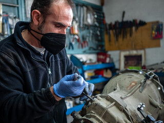 MECHANIC FIXING TRANSMISSION OF A CAR