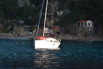 voilier pres d'une crique en Corse