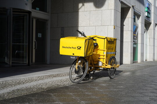 Gelbes Zustellfahrrad der Deutschen Post AG bei Sonnenschein in Berlin am 18.02.2021