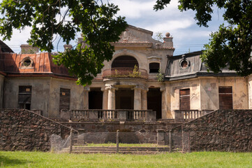 Naklejka premium Abandoned palace with a piano in Bratoszewice, Poland 