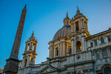 Imagen contrapicada de la iglesia de Santa Inés y del obelisco de la Piazza Navona, en Roma