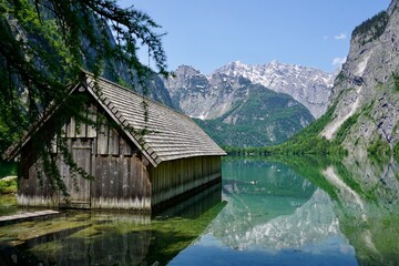 Fototapeta na wymiar Wooden house in a lake in the Alps