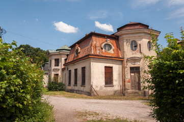 Fototapeta na wymiar Abandoned palace with a piano in Bratoszewice, Poland 