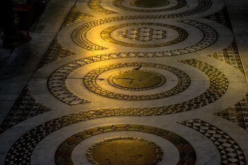 Pavimento de mosaico en una iglesia romana, formado por piezas de mármol, basalto y otras piedras de colores