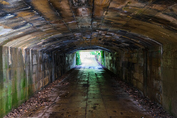 Fototapeta na wymiar tunnel in the city