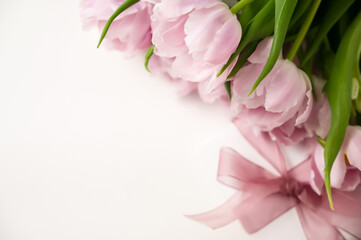 Obraz premium Spring. Closeup of a gift near a bunch of pink tulips. Festive. Women's day, mother's day, birthday, anniversary, easter.