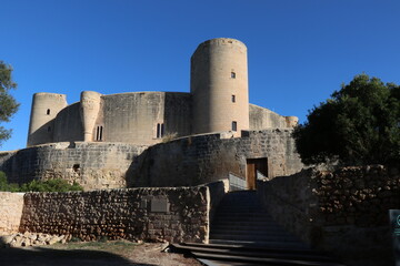 Castillo de Bellver (Palma, Mallorca). Vista general sobre fondo de cielo azul