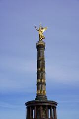 Seitenansicht Siegessäule Berlin, milchig blauer Himmel, Sonnenschein, Panorama