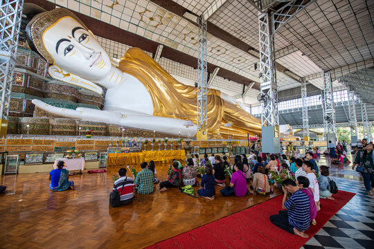 Pilgrims praying before the reclining Buddha, Shwethalyaung Temple, Bago