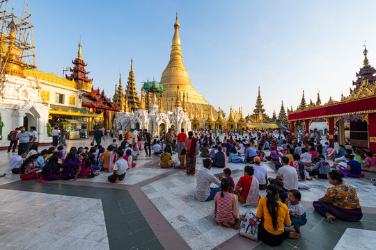 Pilgrims in the Shwedagon pagoda, Yangon (Rangoon)