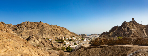 Maskat die Hauptstadt des Omans. Eine schöne Ansicht in das Tal von Maskat und ein blauer Himmel, ein Panorama.
