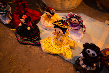 Muñeca tradicional en calle mexico, españa