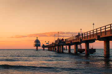 Abendroter Himmel über der Ostsee an der Seebrücke Zinnowitz auf Usedom
