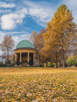 Germany, Hamburg, Monopterus in autumn Hayns Park