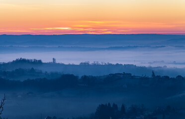 Yssandon (Corrèze, France) - Lever de soleil hivernal depuis le vieux bourg © PhilippeGraillePhoto
