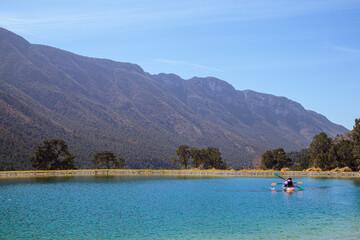 Lago pacífico con montañas