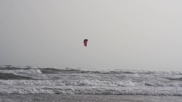 vol plan&eacute; d'un kite surfer qui chute dans les vagues 