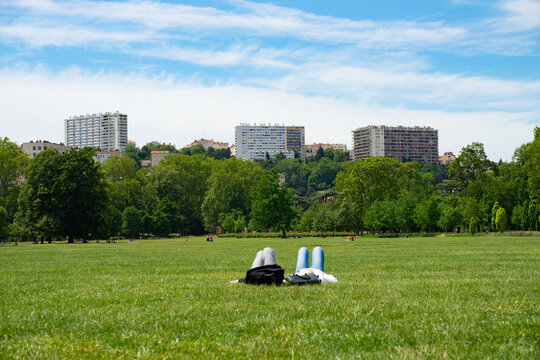 une sieste au parc de la t&ecirc;te d'Or, Lyon, France