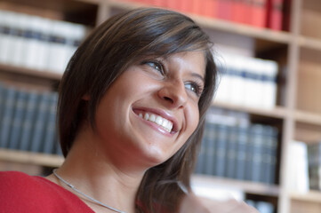 Giovane donna attraente e sorridente in uno studio legale
