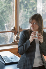 Giovane donna fa una pausa caffè in ufficio