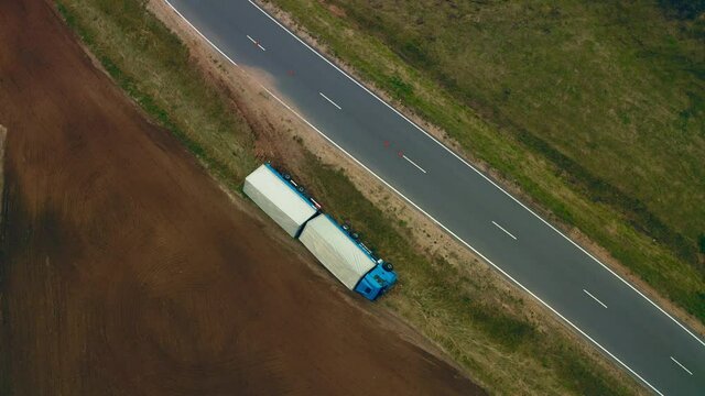 the overturned wagon lies on its side on the Autobahn. View from the copter