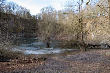 Der gefrorene See im Steinbruch des Naturschutzgebietes Schomet in Stolberg Breinig