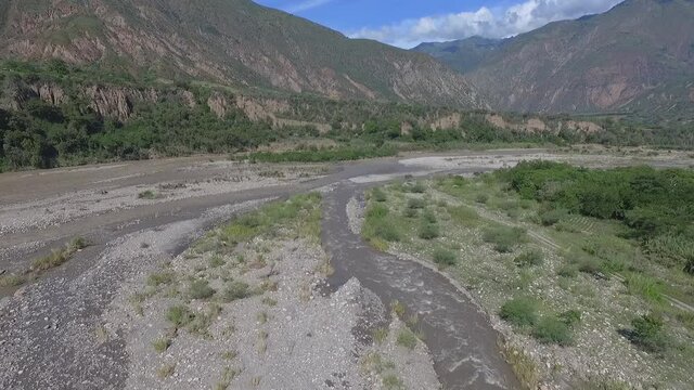 R&iacute;o y monta&ntilde;as del ca&ntilde;on del chicamocha en Santander, Colombia . Latinoamerica 
