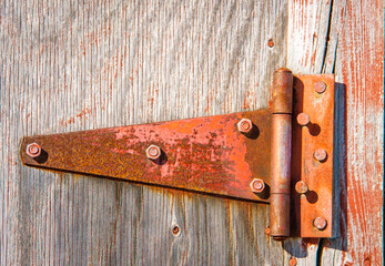 rusted tee hinge on a barn