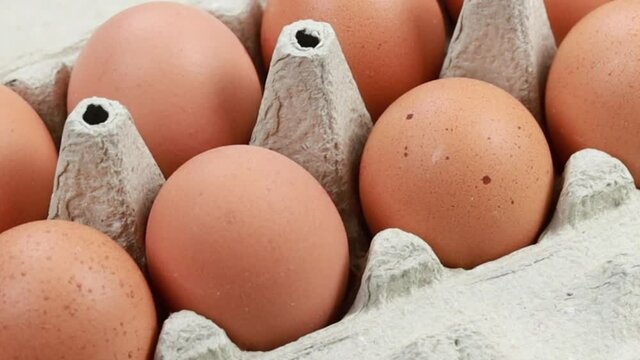 boite de dix oeufs sur une table en bois