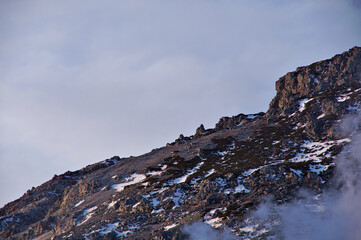水蒸気を上げる岩山。