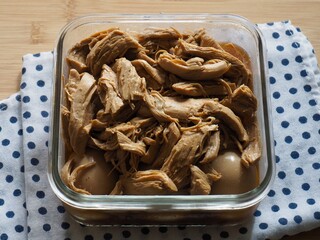 아시아 음식 닭가슴살 계란 간장조림 
