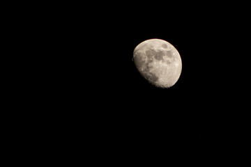 Moon on the sky at night.
Luna llena sobre el cielo en la noche.