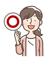 まる札を掲げる女性