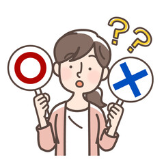 まるばつ札で悩む女性