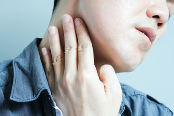 Men have sore throat Use tonsillitis on the throat.