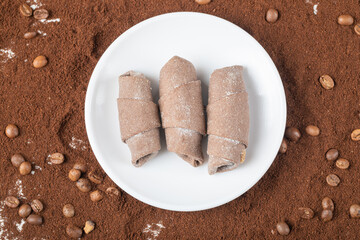 Cookies in a white plate on the blended coffee powder