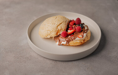 Pan dulce con crema y frutos