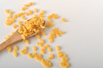 Fototapeta na wymiar uncooked elbow macaroni on a white background. 