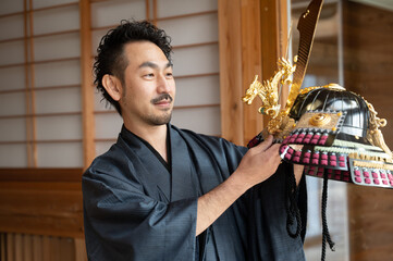 骨董品の鑑定をしている日本人男性 © kapinon